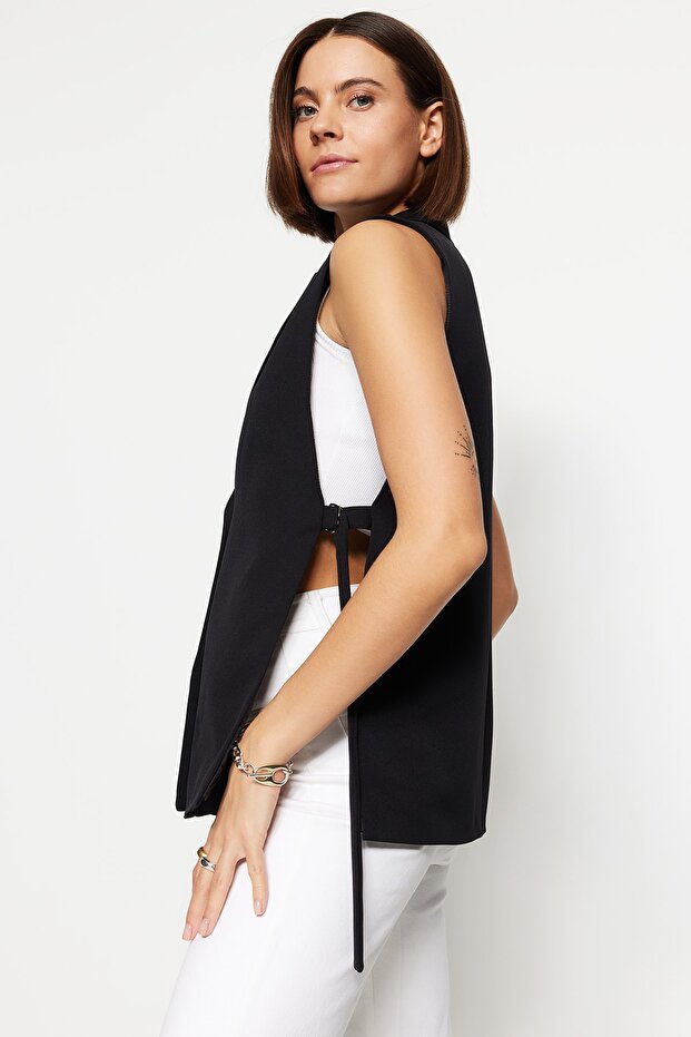 Czarna, oversize'owa, wiązana z boku kamizelka z jednym guzikiem, podszyta, tkana TWOAW23YE00032 - 3