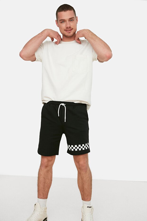 Siyah Regular/Normal Kesim Orta Boy Geometrik Baskılı Şort TMNSS21SR0140 - 1