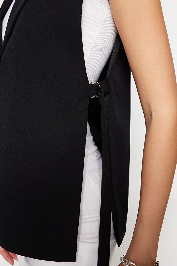 Czarna, oversize'owa, wiązana z boku kamizelka z jednym guzikiem, podszyta, tkana TWOAW23YE00032 - 6