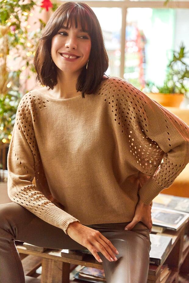 Women's Camel Shaped Bat Oversize Knitwear Sweatshirt