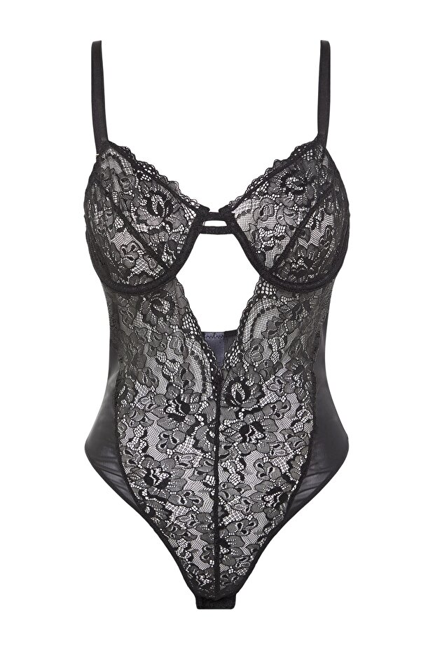 Siyah Dantelli Pencere/Cut Out Detaylı İp Askılı Çıtçıtlı Örme Body THMAW23BD00011 - 2