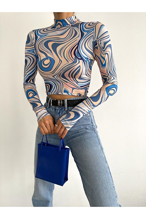 بلوزة قصيرة منقوشة بياقة عالية وأكمام طويلة - 1