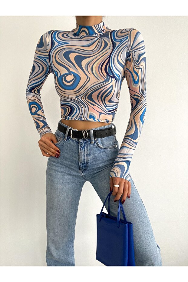 بلوزة قصيرة منقوشة بياقة عالية وأكمام طويلة - 2