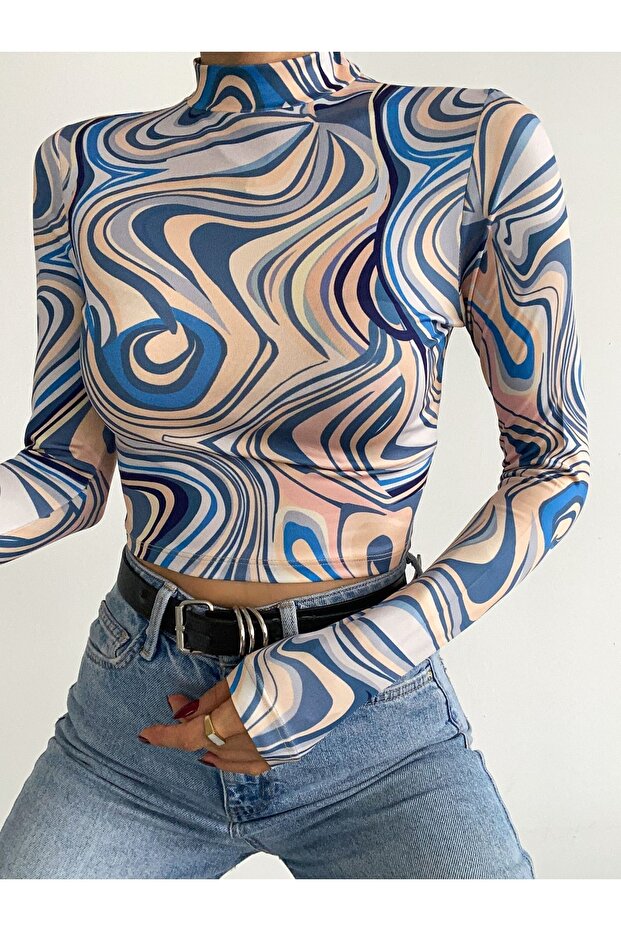 بلوزة قصيرة منقوشة بياقة عالية وأكمام طويلة - 5