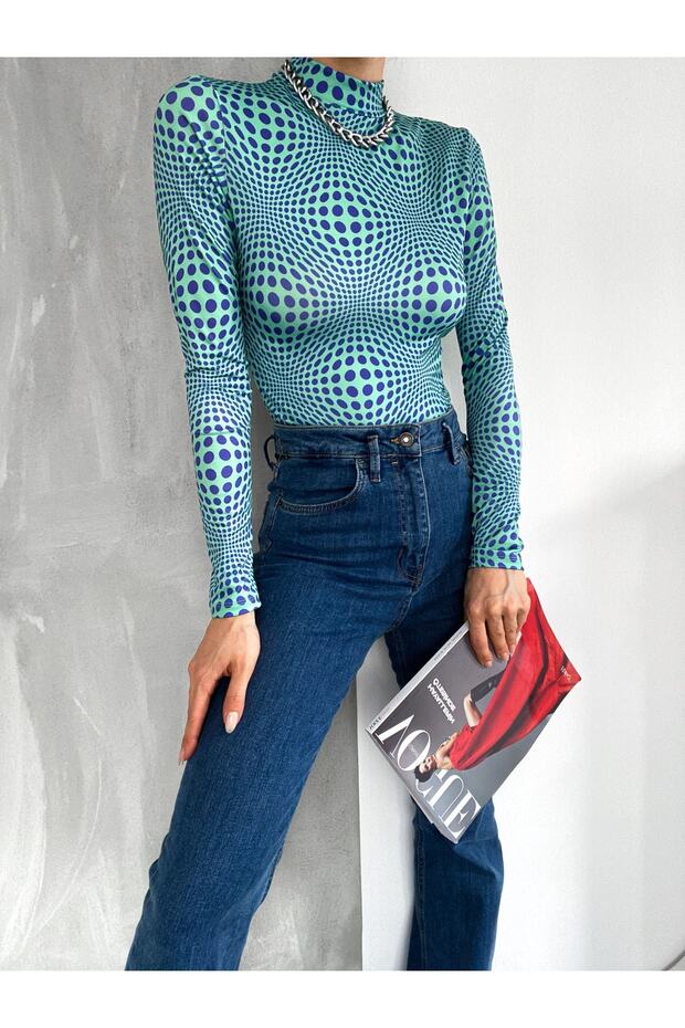 بلوزة قصيرة منقوشة بياقة عالية وأكمام طويلة - 2