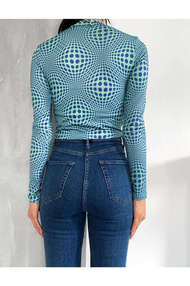 بلوزة قصيرة منقوشة بياقة عالية وأكمام طويلة - 3