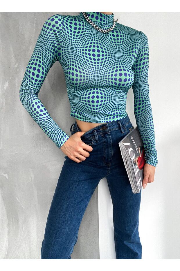 بلوزة قصيرة منقوشة بياقة عالية وأكمام طويلة - 4
