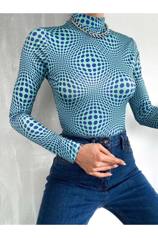 بلوزة قصيرة منقوشة بياقة عالية وأكمام طويلة - 5
