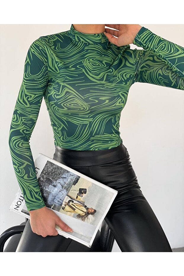 بلوزة قصيرة منقوشة بياقة عالية وأكمام طويلة - 2