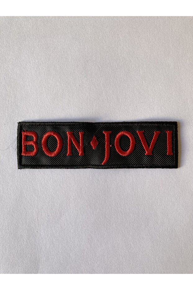 شعار Bon Jovi ذو الحروف الحمراء - مع رقعة تزوير ومرقعات ومرقعات جينز (9,5 سم × 3 سم)