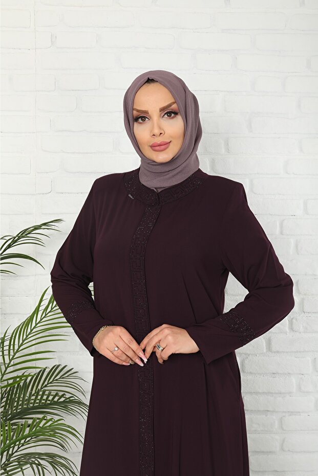 سحاب مرصع بالأحجار والبرقوق