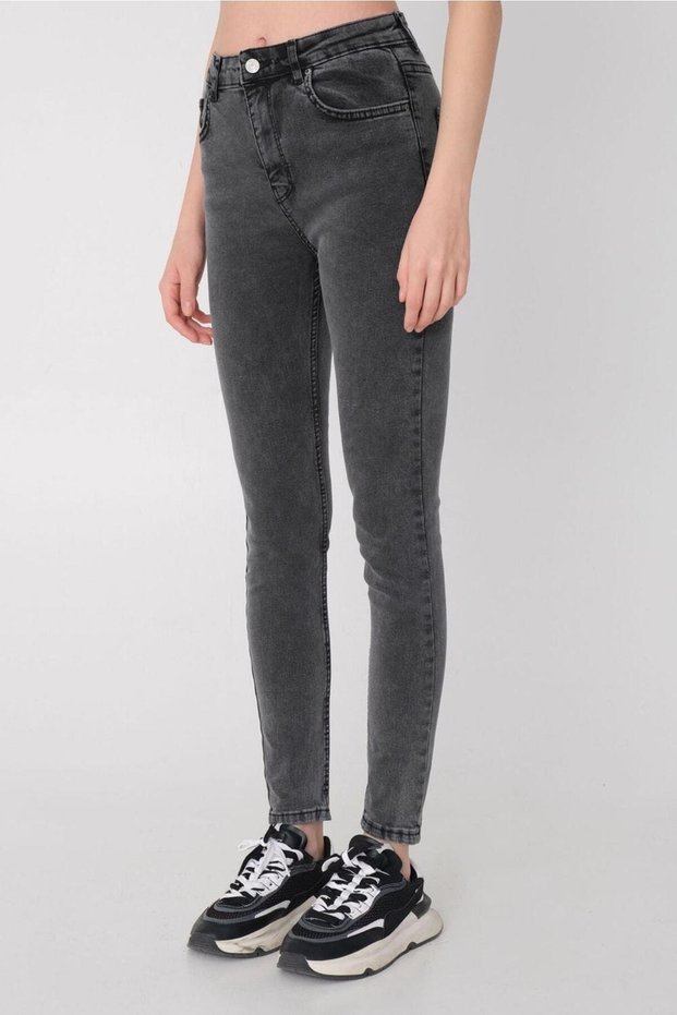 Chartaux My Baby Non-Fading Smoked Skinny Jeans Shows Thinness