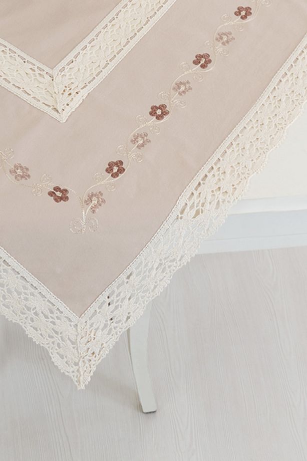 Sütlü Kahve Buldan Kumaşı Dantelli Çiçek Işlemeli 90x90 Cm Masa Örtüsü - 2