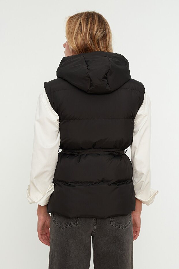 Schwarze Pufferweste mit Kapuze und Gürtel TWOAW22YE0006 - 6