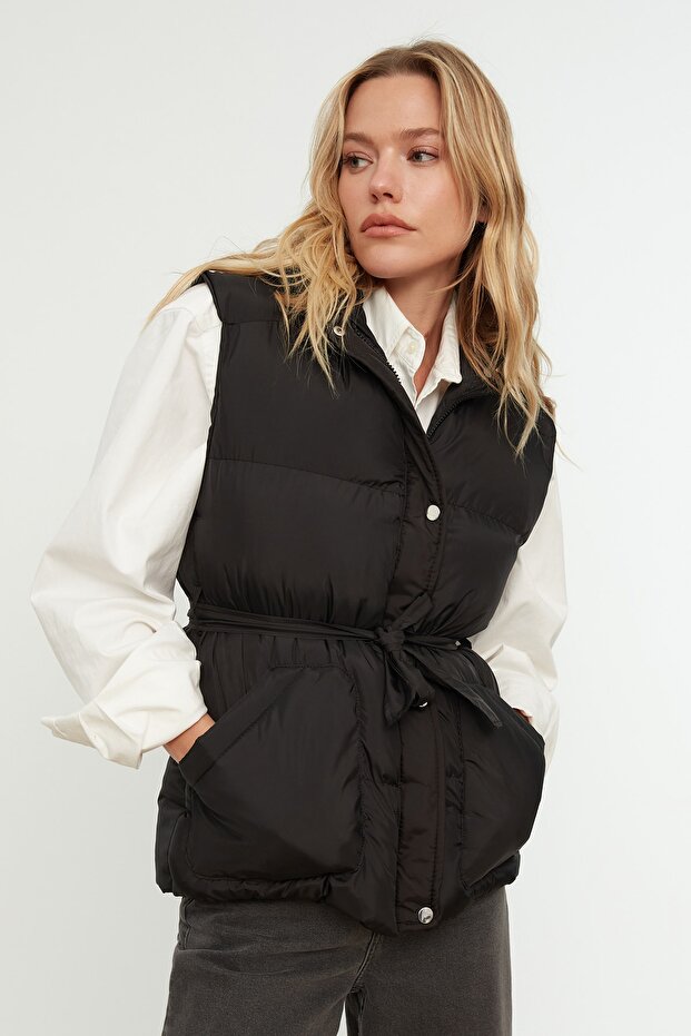 Schwarze Pufferweste mit Kapuze und Gürtel TWOAW22YE0006 - 1
