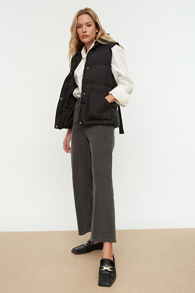 Schwarze Pufferweste mit Kapuze und Gürtel TWOAW22YE0006 - 3