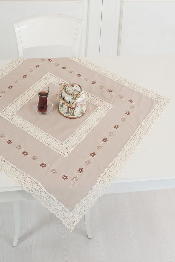 Sütlü Kahve Buldan Kumaşı Dantelli Çiçek Işlemeli 90x90 Cm Masa Örtüsü - 1