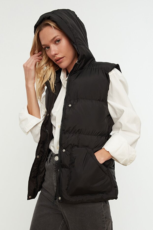 Schwarze Pufferweste mit Kapuze und Gürtel TWOAW22YE0006 - 4
