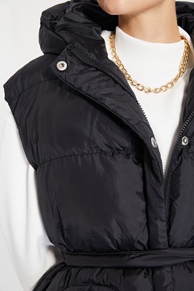 Schwarze Pufferweste mit Kapuze und Gürtel TWOAW22YE0006 - 5