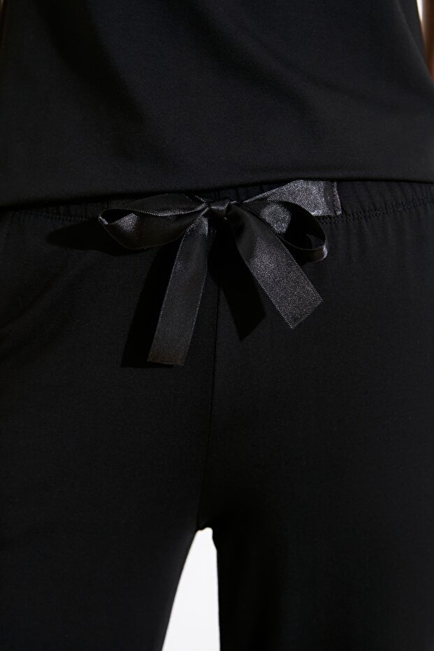 Siyah Dantelli ve Kurdele/Fiyonk Detaylı İp Askılı Viskon Örme Pijama Takımı THMSS20PT0134 - 5