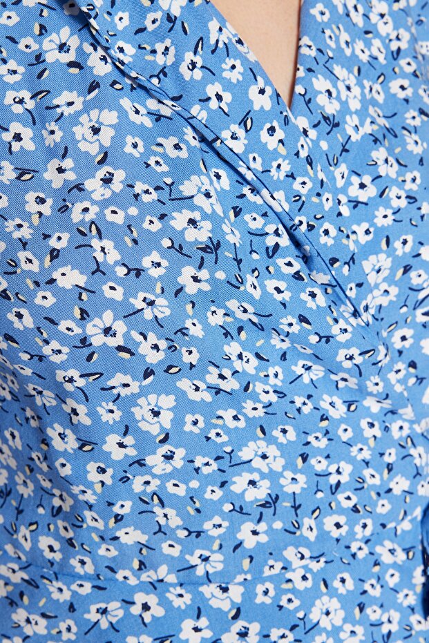 Mavi Bağlama Detaylı Çiçek Desenli Crop Dokuma Bluz TWOSS23BZ00226 - 4