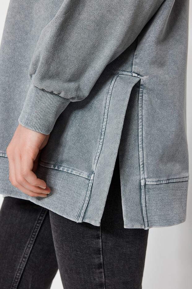 Szara bluza z dzianiny oversize z rozcięciami po bokach i przetarciami TCTSS23TW00062 - 10