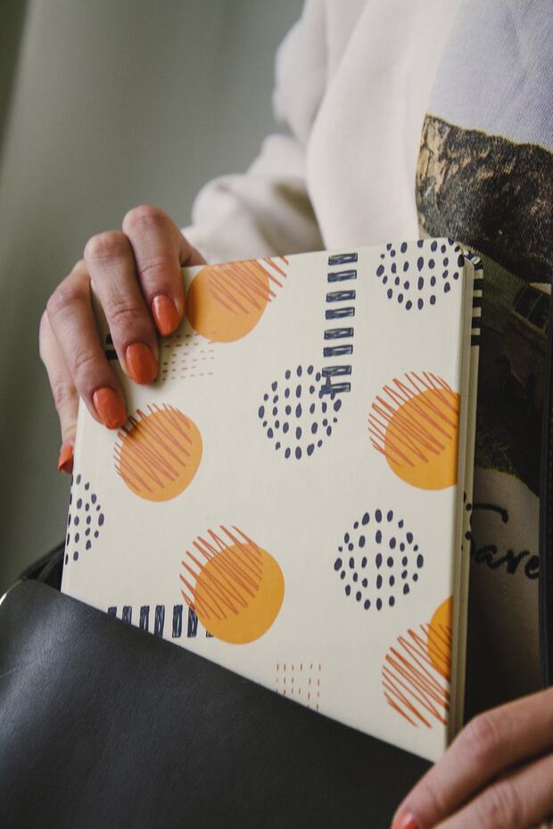 دفتر ملاحظات ذو غطاء صلب وخياطة بخيوط - مقاس A5 (15 × 21 سم) - 1