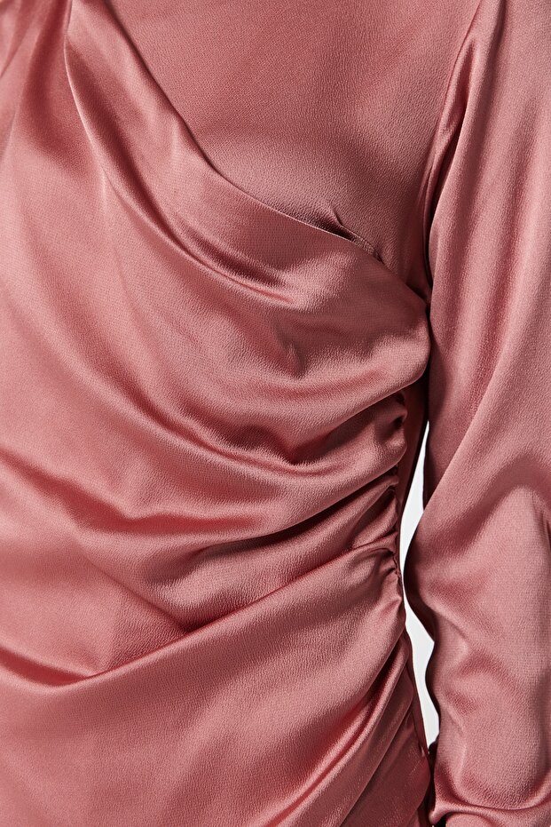 Abendkleid aus Satin mit getrockneten Rosen und Raffungen TCTSS23DB00012 - 4