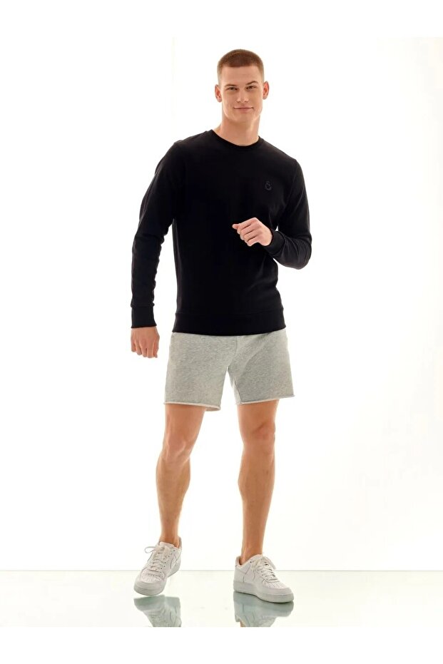سويت شيرت أسود أساسي مرخص للرجال - 4
