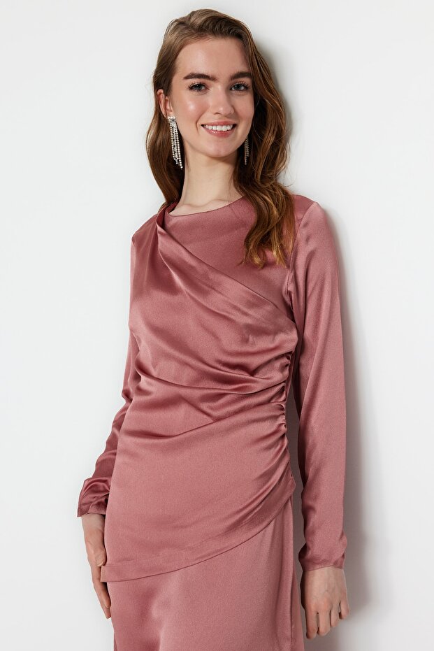 Abendkleid aus Satin mit getrockneten Rosen und Raffungen TCTSS23DB00012 - 1