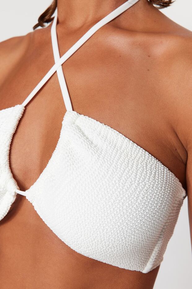 Beyaz Straplez Cut Out Detaylı Dokulu Bikini Üstü TBESS23BU00247 - 4