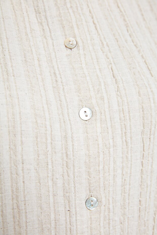 Koszula z mieszanki lnu w kolorze ecru, spodenki, kostium plażowy TBESS23AU00054 - 9