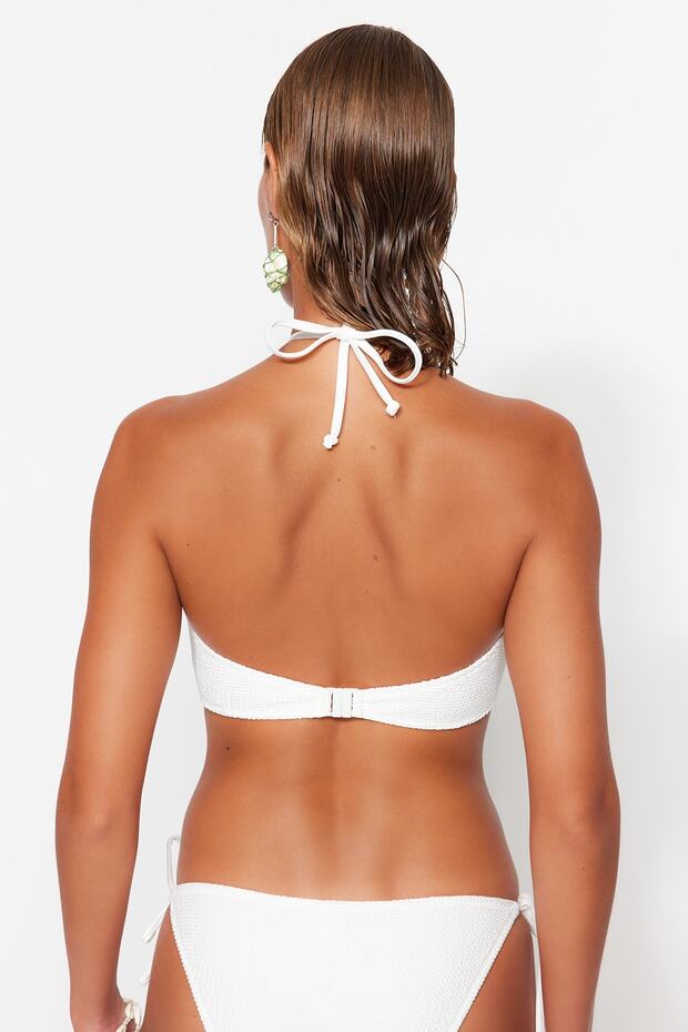 Beyaz Straplez Cut Out Detaylı Dokulu Bikini Üstü TBESS23BU00247 - 5