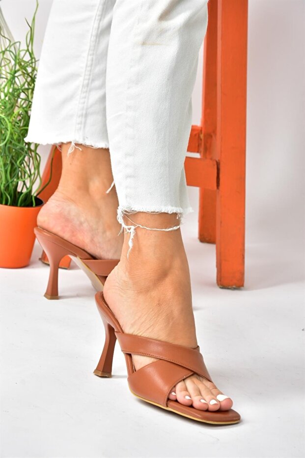 Tan Cross-Strapped Thick Heeled Women's Slippers P590033009