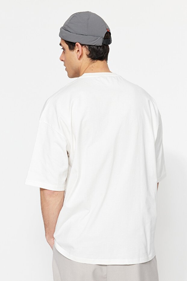 Ekru Oversize/Geniş Kesim Kısa Kol Minimal Nakış İşlemeli Cepli T-shirt TMNSS23TS00100 - 2