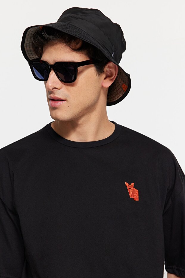 Siyah Oversize Bisiklet Yaka Kısa Kol Tilki Nakışlı %100 Pamuklu T-Shirt TMNSS23TS00182 - 1
