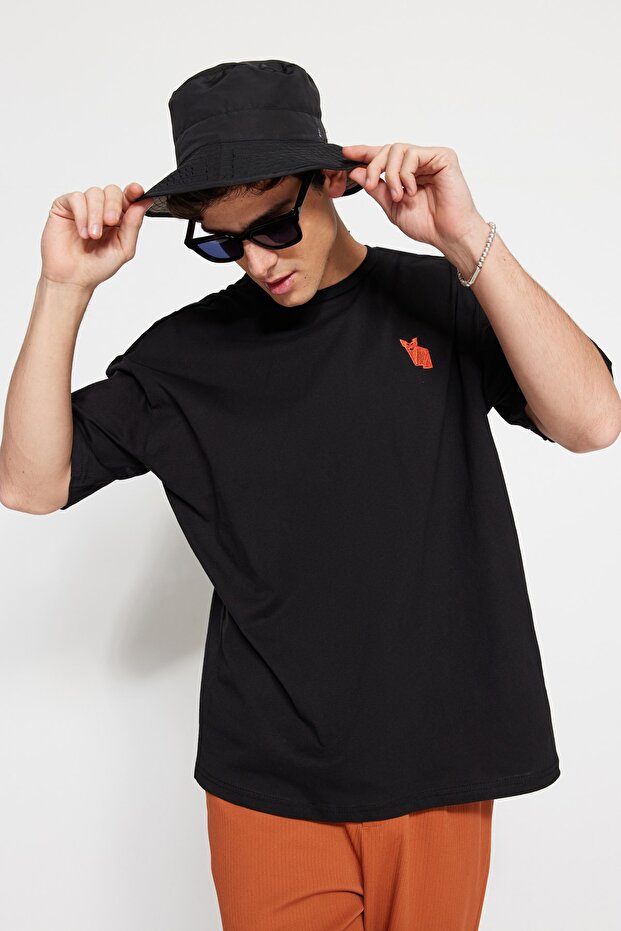 Siyah Oversize Bisiklet Yaka Kısa Kol Tilki Nakışlı %100 Pamuklu T-Shirt TMNSS23TS00182 - 3