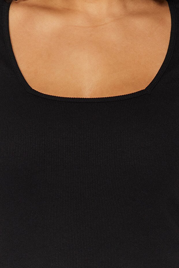 Siyah Fitted Kare Yaka Kaşkorse Örme Büyük Beden Basic T-Shirt TBBSS22BF0027 - 3