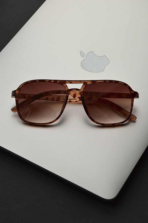 نظارة شمسية نسائية بإطار مستطيل باللون البني الفهد - 1