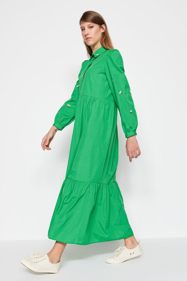 Grünes, gewebtes Baumwollkleid mit halber Knopfleiste und Stickereidetail TCTSS23EB00150 - 2