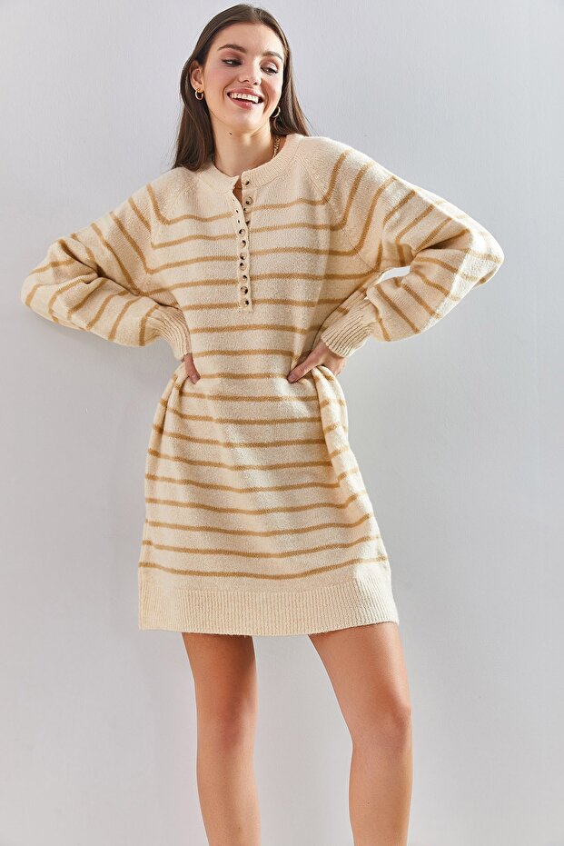 Gestreiftes, geknöpftes Damenkleid aus weichem Strick - 3