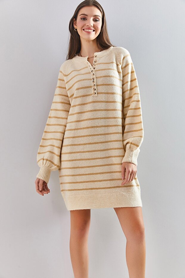Gestreiftes, geknöpftes Damenkleid aus weichem Strick - 4