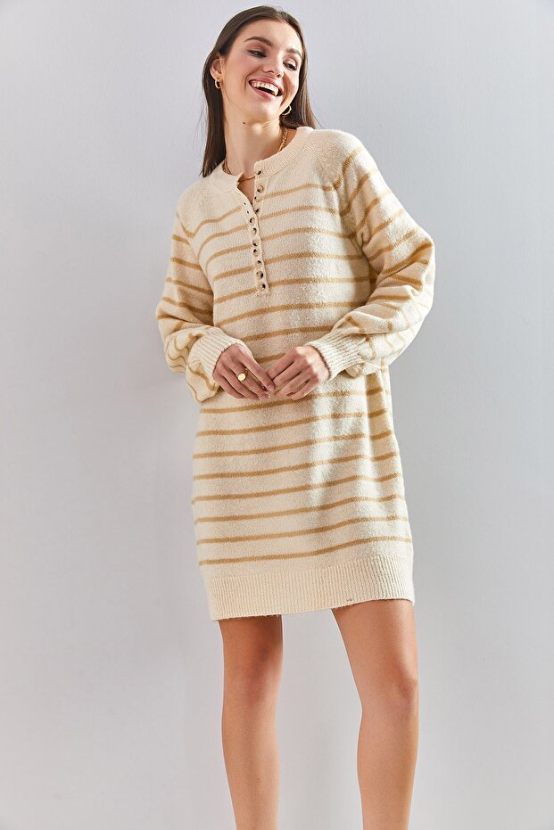 Gestreiftes, geknöpftes Damenkleid aus weichem Strick - 2