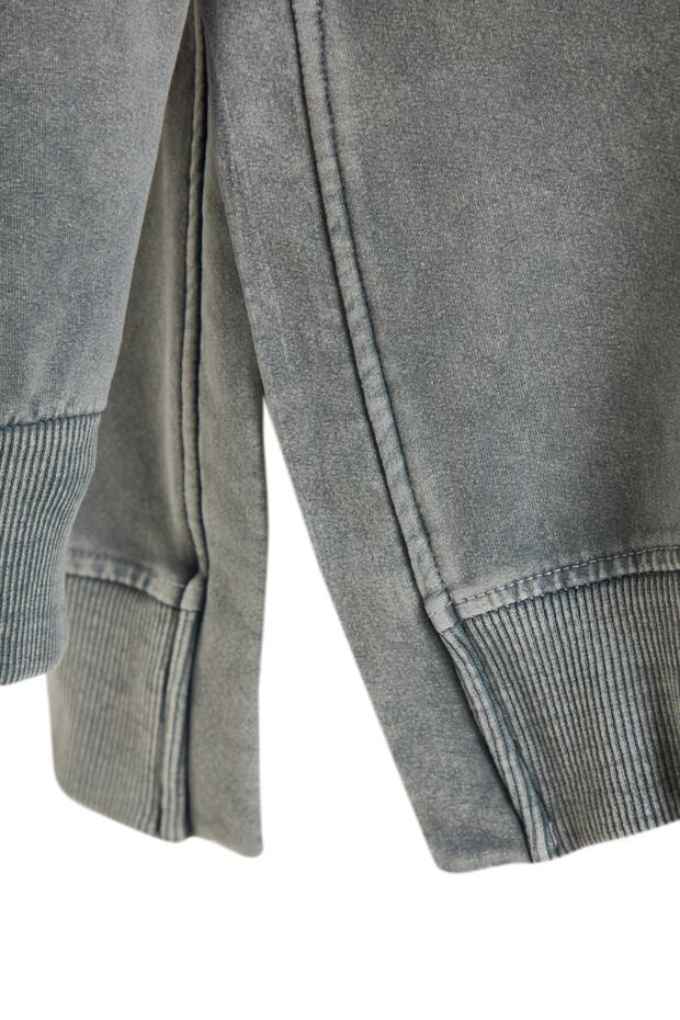Szara bluza z dzianiny oversize z rozcięciami po bokach i przetarciami TCTSS23TW00062 - 15