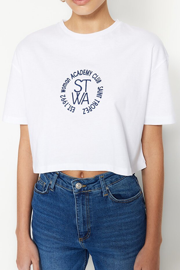 Beyaz %100 Pamuk Nakışlı Crop Bisiklet Yaka Örme T-Shirt TWOSS23TS00229 - 4