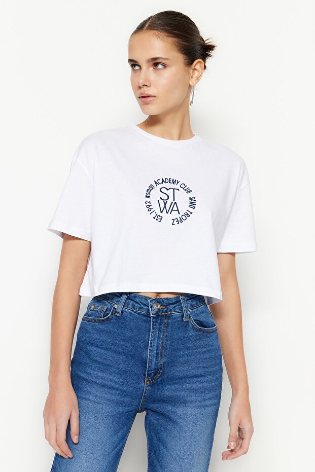 Beyaz %100 Pamuk Nakışlı Crop Bisiklet Yaka Örme T-Shirt TWOSS23TS00229 - 2
