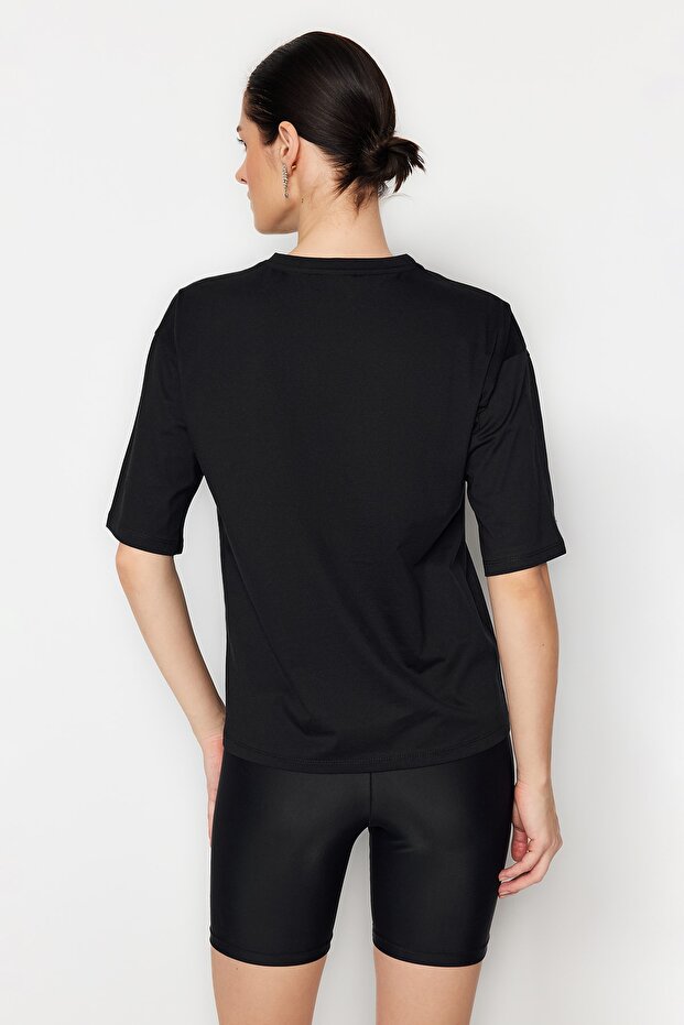 Legénységi nyakú, széles kivágású fekete kő részletes póló - TWOSS23TS00153 - 6