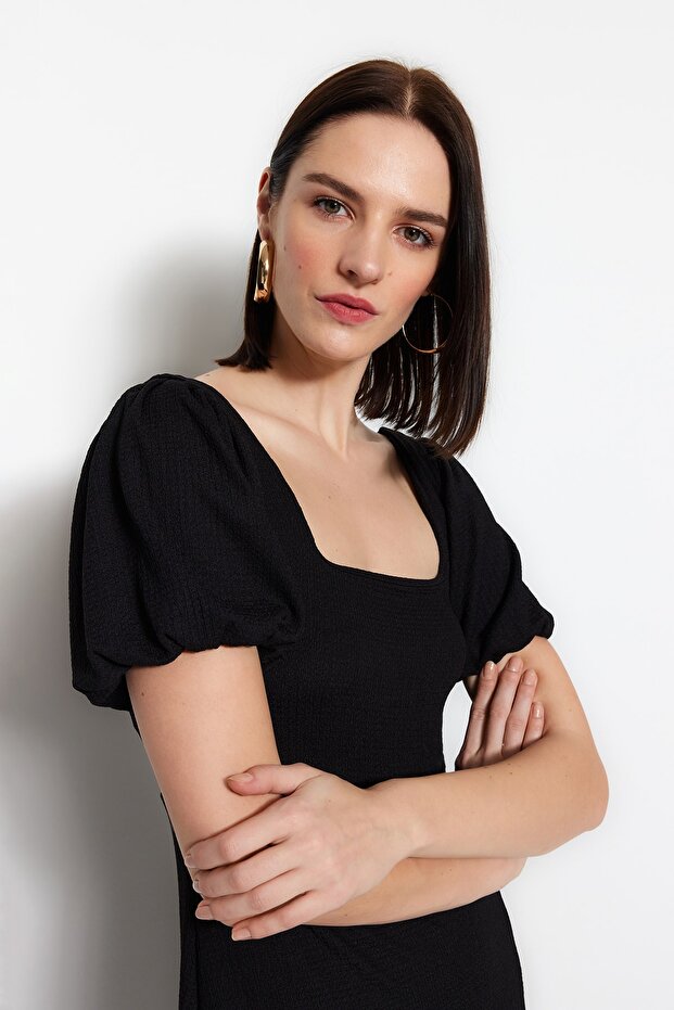 Siyah Kare Yaka Balon Kol A-Line Yırtmaç Detaylı Bürümcük/Dokulu Midi Örme Elbise TWOSS23EL01533 - 5