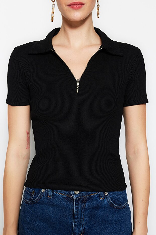 Siyah Fermuar Detaylı Fitted/Vücuda Oturan Polo Yaka Fitilli Esnek Örme Bluz TWOSS23BZ00496 - 4