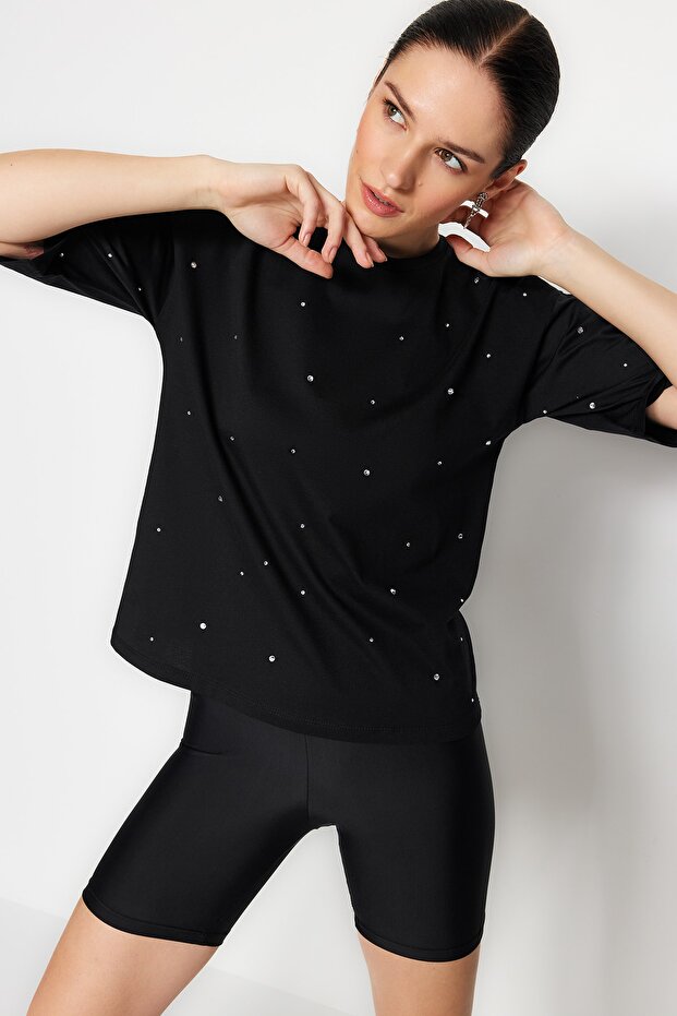 Legénységi nyakú, széles kivágású fekete kő részletes póló - TWOSS23TS00153 - 1